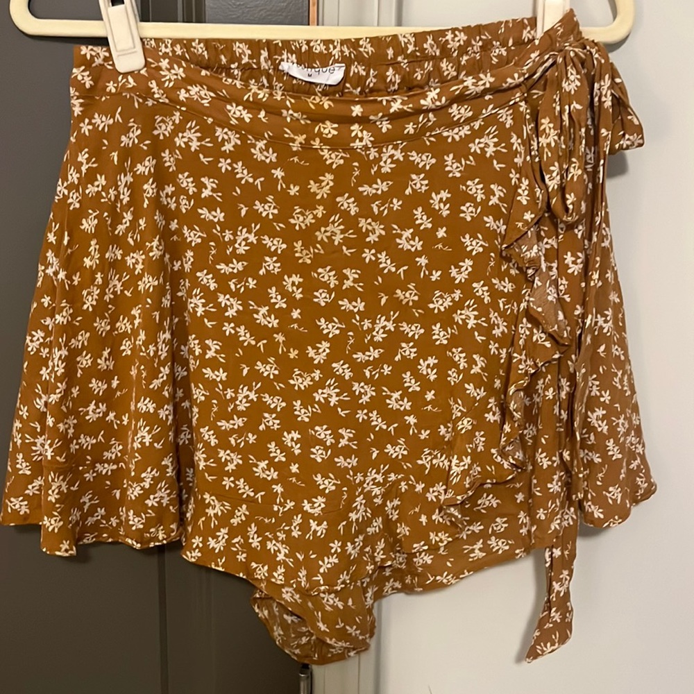 Vestique floral wrap skort